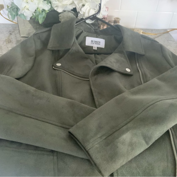 NWT woman’s soft faux suede moto jacket with a cropped hem forest green Size XL. - Picture 7 of 13